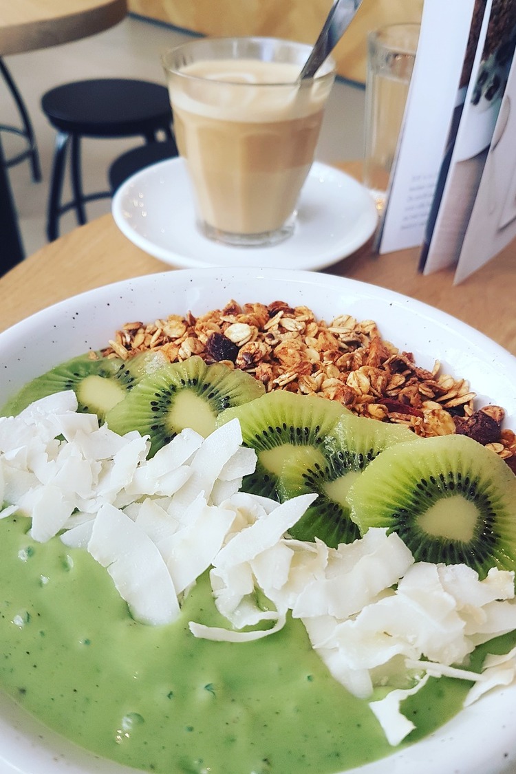 Gluten Free Recipe - Gluten Free Smoothie Bowl with Kiwi, Coconuts and Oats
